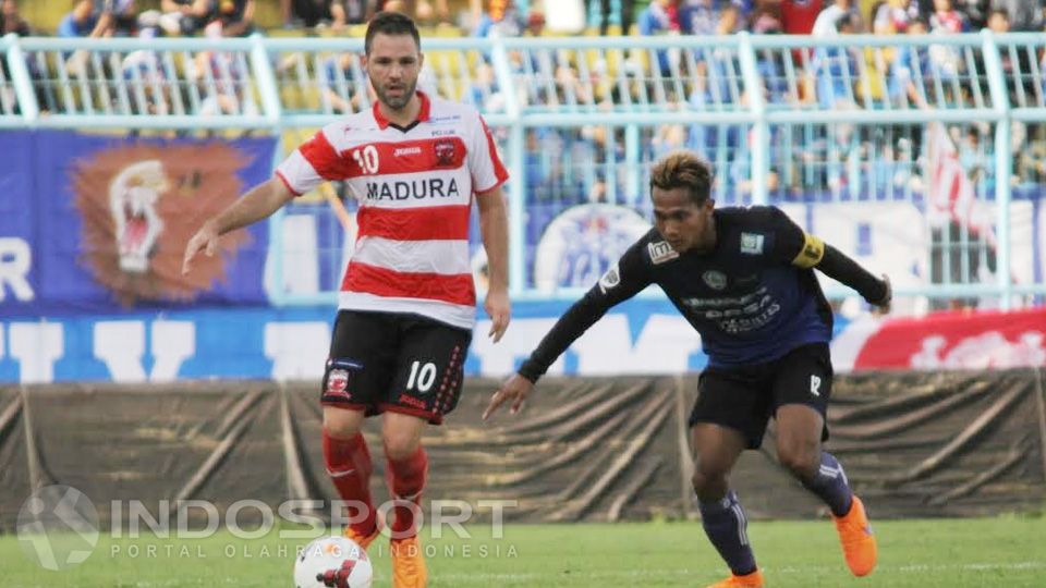 Toni Mossi terancam dicoret Madura United (MU). Copyright: © Ian Setiawan/INDOSPORT